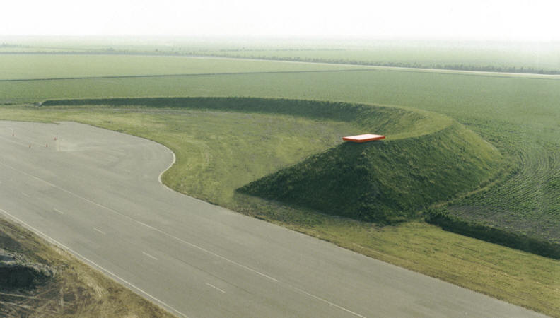 With his land art in the Flevo Polder, the sculptor wanted to make use of the specific flat and geometrically laid out landscape near Lelystad Holland.