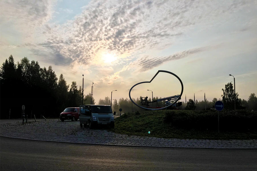 Evolving linear shape "QUISNAM VERTITUR" - a roundabout sculpture - viewed from 45°.