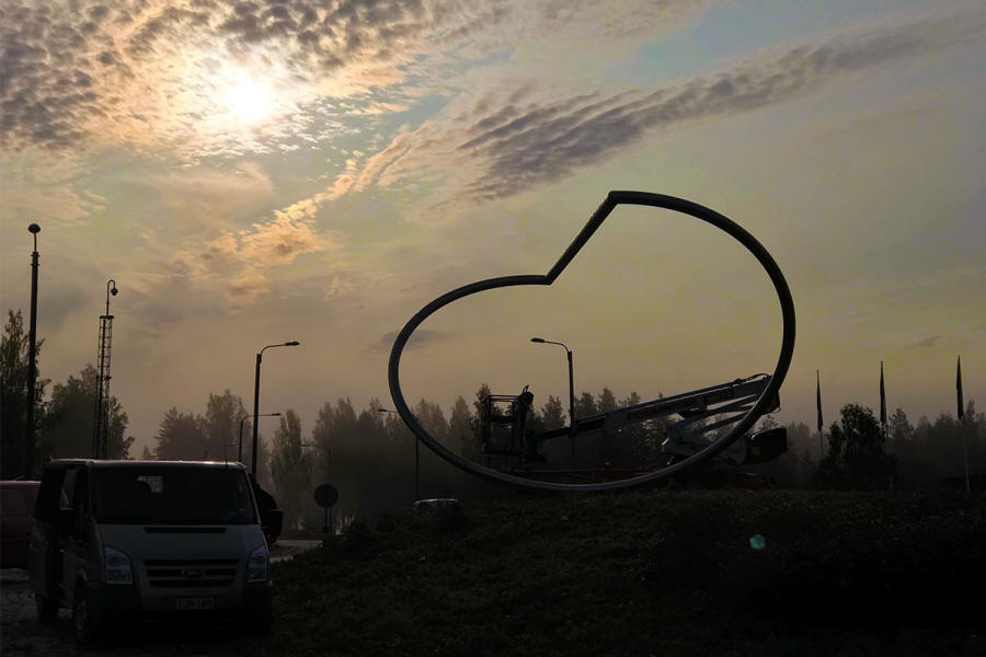 Evolving linear shape "QUISNAM VERTITUR" - a roundabout sculpture - viewed from 45°.