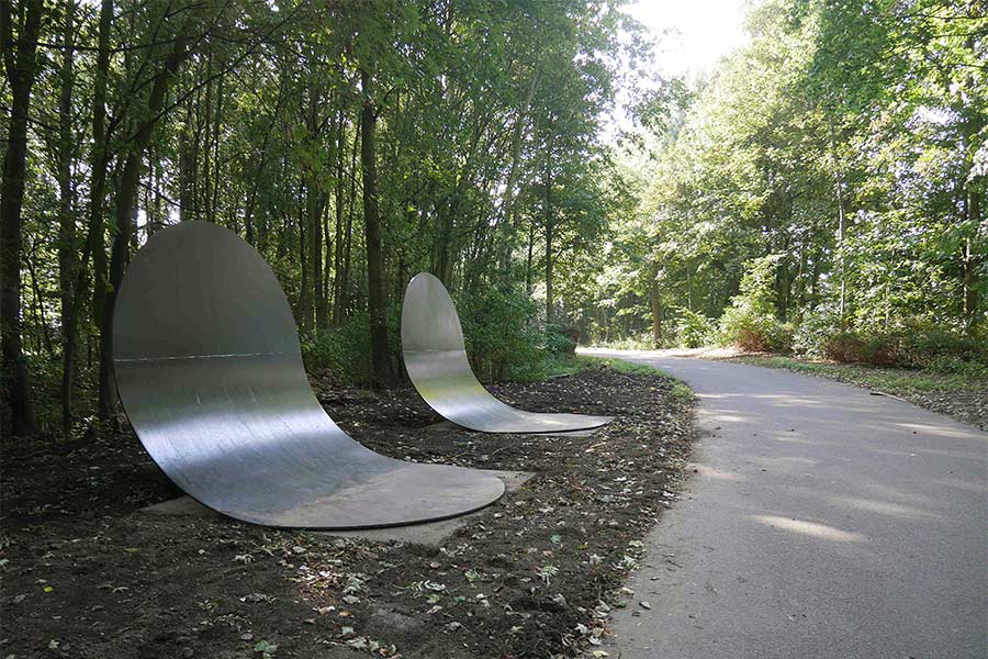 Weatherproof double sculpture - "geminus f.c.f." in the Zwijndrecht section of OPAM Sculpture Park (Beeldenpark Drechtoevers).