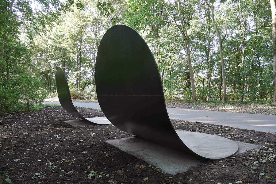 Weatherproof double sculpture - "geminus f.c.f." in the Zwijndrecht section of OPAM Sculpture Park (Beeldenpark Drechtoevers).