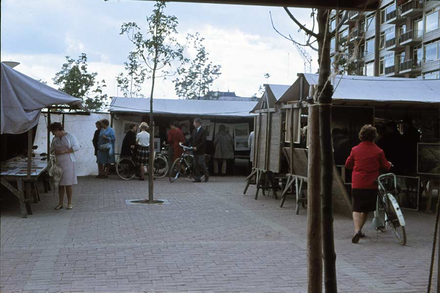 De eerste kunstmarkt in Zwijndrecht  op het Veerplein in 1967.
