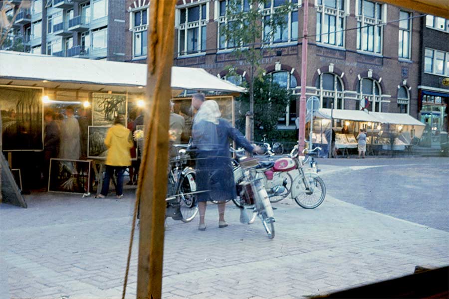 Ernst van Dalen op eerste kunstmarkt in Zwijndrecht  op het Veerplein in 1967.