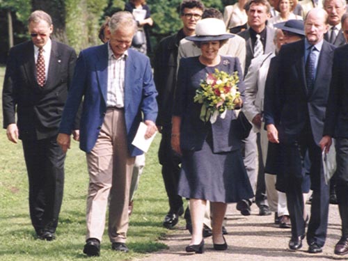 Queen Beatrix of the Netherlands and King Simeon from Bulgaria opened the exhibition of Bulgarian sculpture in Holland