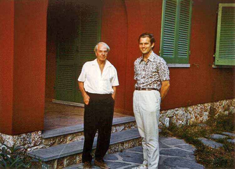 Henry Moore in Italy - Forte Dei Marmi - Querceta - Henraux | Henry Moore and Lucien den Arend in front of Henry Moore's house in Forte Dei Marmi