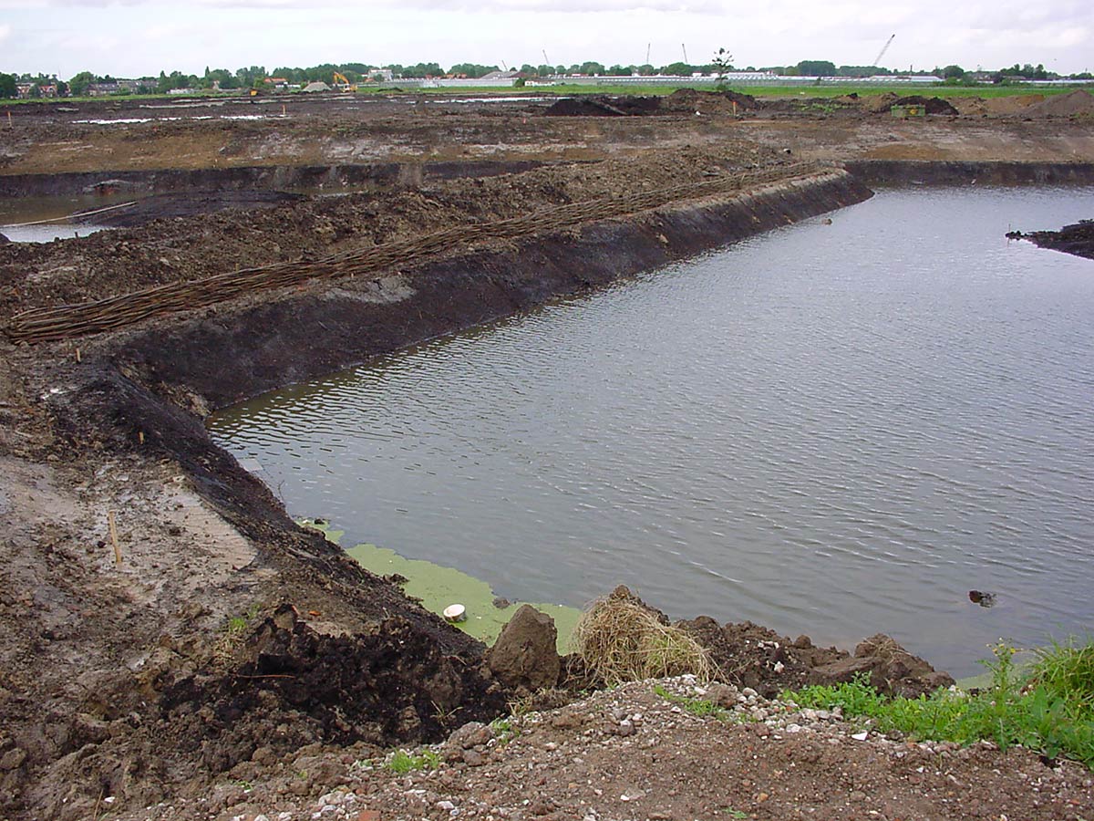 Land art in Walburg - protecting the shoreline by baiding fascine fencing.