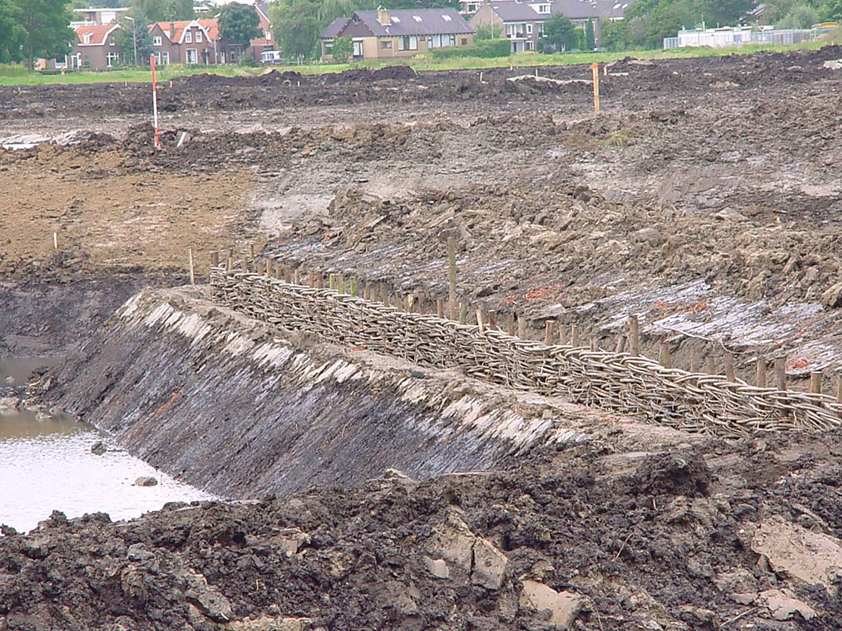 Land art in Walburg - protecting the shoreline by baiding fascine fencing.
