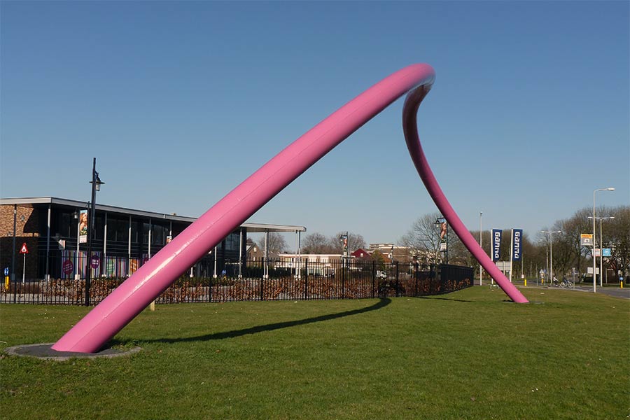  Magenta coated steel sculpture,"2.2.3D" in Spijkenisse, NL.