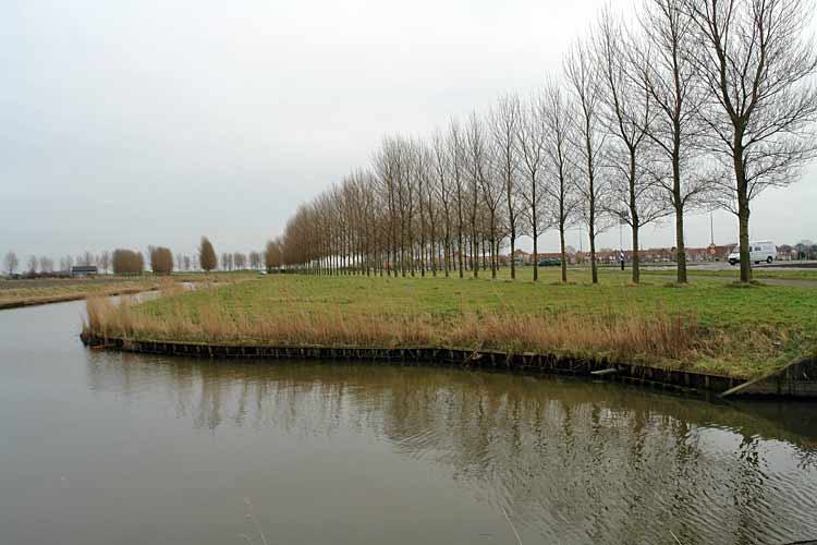 Poplar screen  land art in Dirksland, Holland and environments by Lucien den Arend - his site specific sculptures and environmental sculptures.