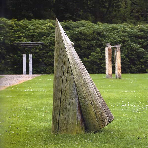 "contrapposto" kelo woodl sculpture in the private collection of Queen Beatrix in Netherlands.