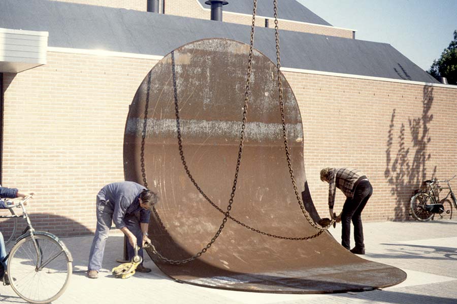 1981 - I am welding the temporary legs onto the sculpture.